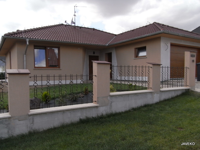 Autorský ohýbaný plot